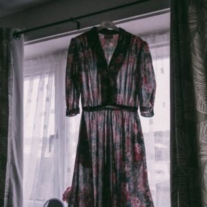 Sukienka koktajlowa z czarnego aksamitu, lata 80.
